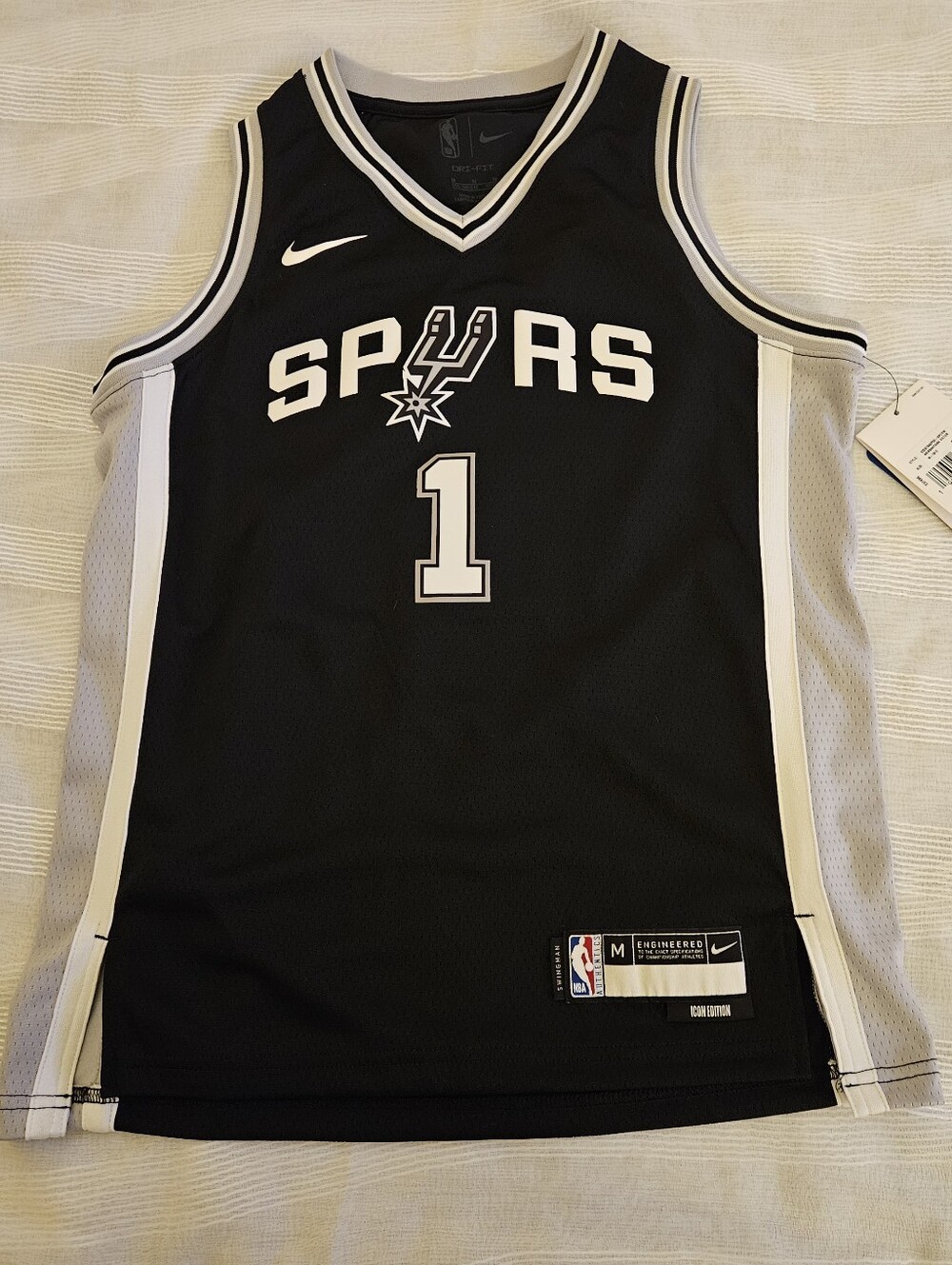 Youth M - NWT - San Antonio Spurs Wembanyama Nike Icon Swingman Jersey